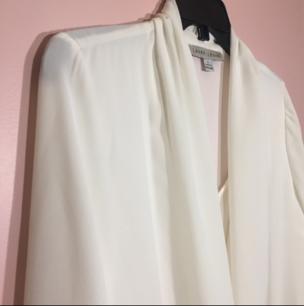 Larry Levine Twisted White Blouse